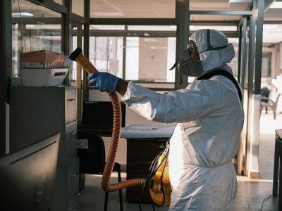 800px-Sanitización_de_edificios_públicos_por_la_pandemia_de_COVID-19_-_6